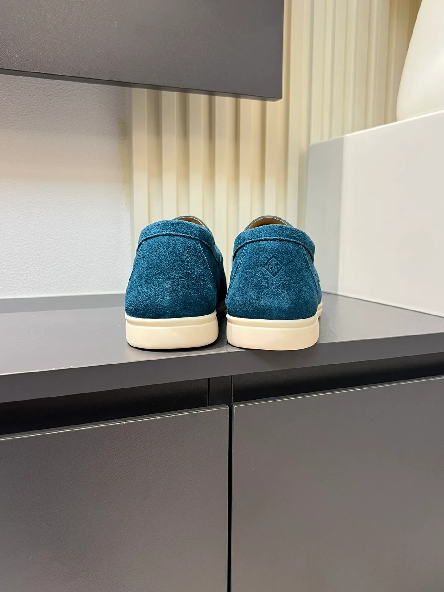 Men's shoes 💰p360 "Loro men's shoes 💰pian'*" Classic L men's shoes for couples 💰p Top version British flat loafers, a must-have item in old money style, the minimalist design is eye-catching and durable, a plus point for dressing The soft foot feel and texture are outstanding. They don’t scratch your feet and are very nice. They are matched with soft and waxy soles. They can be worn daily for a long time without getting tired. They are easy to wear, versatile and classic items, with perfect foot feel and texture! Imported cashmere fabric, the lining is made of imported A-grade water-dyed cow lining, the top version of the genuine leather midsole is sewn with pure handmade mark thread! Size: Female 35-40 (34. Customized) Male 38-44 (45.46. Customized)